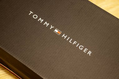 Varşova Polonya - 19 Ocak 2025: Tommy Hilfiger marka lüks ve tarz gösteren bir kutunun yakın çekimi. Moda ve perakende konuları için mükemmel..