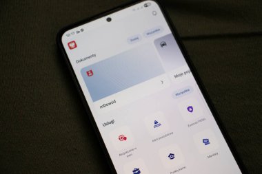 Varşova Polonya - 15 Şubat 2025: Dijital servis ve belgeleri vurgulayan Mobywatel uygulamasını gösteren bir akıllı telefonun yakın çekimi. Modern teknoloji parmaklarınızın ucunda.