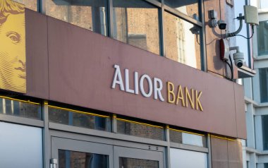 Wroclaw Polonya - 21 Şubat 2025: Alior Bank 'ın logo ve girişini gösteren dış görünümü. Mali ve işle ilgili bağlamlar için ideal.