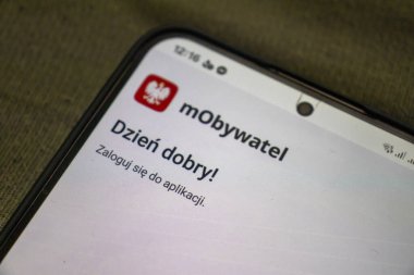 Varşova Polonya - 15 Şubat 2025: Vatandaşlar için dijital hizmetler ve modern teknolojiyi vurgulayan mObywatel uygulamasını gösteren bir akıllı telefonun yakın çekimi.