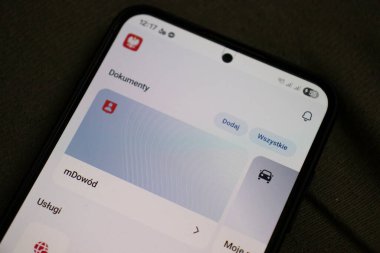 Varşova Polonya - 15 Şubat 2025: Dijital tanımlama ve kolaylık odaklı mDowod uygulama arayüzünü gösteren bir akıllı telefonun yakın çekimi.
