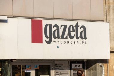 Wroclaw Polonya - 21 Şubat 2025: Meşhur Polonya gazetesi Gazeta Wyborcza 'nın modern kent ortamında tanınmış logosunun yer aldığı mağazası.