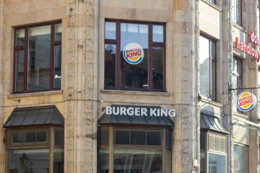 Wroclaw Polonya - 21 Şubat 2025: Burger King restoranının dış kaplama tabelaları ve mimarisi.