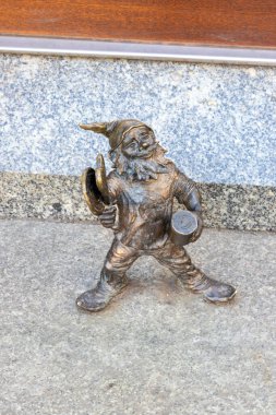 Wroclaw Polonya - 21 Şubat 2025: Wroclaw 'ın kalbinde bulunan ve yerel kültür ve sanatın sergilendiği bronz cüce heykeli