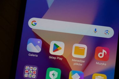 Varşova Polonya - 15 Şubat 2025: Çeşitli mobil uygulamaları gösteren bir akıllı telefon ekranının yakın çekimi. Teknoloji ve dijital yaşam tarzı temaları için ideal.