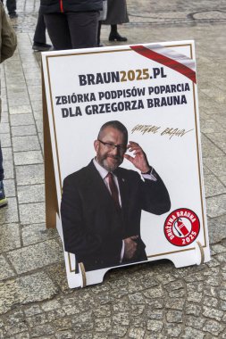 Wroclaw Polonya - 23 Şubat 2025: Grzegorz Braun 'un yaklaşan seçimlerde destek için imza toplamasını destekleyen Braun2025 kampanya tabelası.