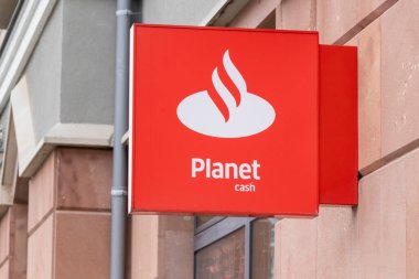 Wroclaw Polonya - 23 Şubat 2025: Çağdaş mimari ile modern kentsel çevrede markalaşma sergiliyor.