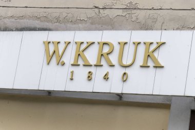 Wroclaw Polonya - 23 Şubat 2025: W. Kruk mücevher mağazası cephesinde 1840 yılında kurulan ve lüksü ve zanaatkarlığı simgeleyen bir marka gösteriliyor..