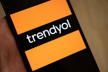 Varşova Polonya - 17 Ocak 2025: Modern online alışverişin sembolü olan Trendyol logosunu gösteren bir akıllı telefonun yakın çekimi. E- ticaret ve pazarlama için ideal..