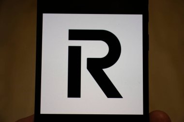 Varşova Polonya - 17 Ocak 2025: Revolut logosunun dijital finans ve modern bankacılık çözümlerini temsil eden bir akıllı telefon ekranında yakın plan görüntüsü.
