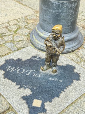Wroclaw Polonya - 23 Şubat 2025: WOTus askerinin küçük bronz heykeli haritada duruyor ve kamusal alanda yerel tarih ve kültürü yakalıyor.
