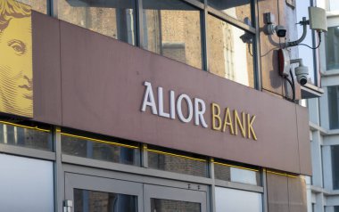 Wroclaw Polonya - 21 Şubat 2025: Alior Bank 'ın logo ve girişini gösteren dış görünümü. Mali ve işle ilgili bağlamlar için ideal.