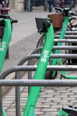 Wroclaw Polonya - 23 Şubat 2025: Şehir merkezine park etmiş elektrikli scooterlar modern ulaşım için kentsel hareketlilik çözümleri sergiliyor.