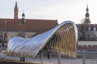 Wroclaw Polonya - 23 Şubat 2025: Modern Nawa heykeli, tarihi binaların yakınlarındaki ziyaretçileri çeken yansıtıcı yüzeylerle dikkat çekiyor.