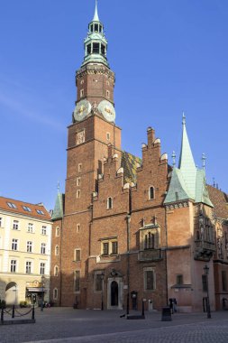 Wroclaw Polonya - 23 Şubat 2025: Gotik mimari sergilenen tarihi belediye binası şehir merkezinde yer alan açık mavi gökyüzü altında süslü detaylarla.