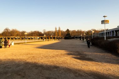 Wroclaw Polonya - 23 Şubat 2025: Wroclaw 'daki boş park en az insan varlığıyla sakin atmosferini vurguluyor.