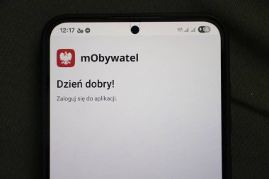 Varşova Polonya - 15 Şubat 2025: Günlük hayatta modern dijital çözümleri vurgulayan mObywatel uygulamasını gösteren bir akıllı telefon. Kullanışlı ve hizmetlere kolay erişim.