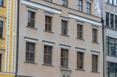 Wroclaw Polonya - 23 Şubat 2025: Wroclaw 'da geleneksel ve modern mimari karışım tarihi binalar üzerinde karmaşık pencere tasarımları sergiliyor.