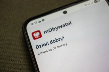 Varşova Polonya - 15 Şubat 2025: Modern teknoloji ve dijital kolaylık içeren bir akıllı telefondan mObywatel uygulama ekranına yakın çekim.