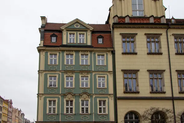 Wroclaw Polonya - 23 Şubat 2025: Wroclaw şehir merkezinde dekoratif cepheli iki komşu tarihi binanın ayrıntılı görünümü.