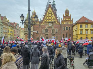Wroclaw Polonya - 23 Şubat 2025: Şehir merkezinde barışçıl protesto sırasında tarihi binanın önünde büyük bir kalabalık toplandı.