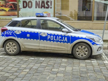 Wroclaw Polonya - 23 Şubat 2025: Polonya 'da bir polis arabası sokağa park edilmiş ve kentteki güvenlik ve kolluk kuvvetlerinin varlığını yansıtıyor.