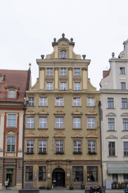 Wroclaw Polonya - 23 Şubat 2025: Wroclaw pazar meydanındaki tarihi bina turistlerin ve yerlilerin ilgisini çeken dekoratif mimariye sahip.