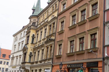 Wroclaw Polonya - 23 Şubat 2025: Tarihi binaların cephelerinde şehir merkezinde çeşitli mimari stiller sergilenmektedir..