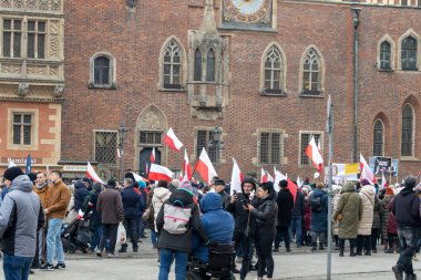 Wroclaw Polonya - 23 Şubat 2025: Halkın dayanışması ve toplum ruhunu gösteren bir gösteri sırasında Polonya bayrakları taşıyan kalabalık meydanı.