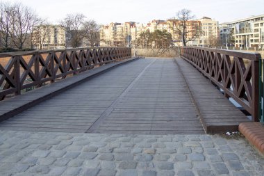 Wroclaw Polonya - 23 Şubat 2025: Zabka 'nın logosu, mağaza vitrinlerinde belirgin bir şekilde yeşil arka planda sergilenen popüler bir market zinciri.