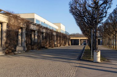 Wroclaw Polonya - 23 Şubat 2025: Zabka 'nın logosu, mağaza vitrinlerinde belirgin bir şekilde yeşil arka planda sergilenen popüler bir market zinciri.