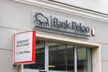 Wroclaw Polonya - 23 Şubat 2025: Pekao Bankası dışında şehir merkezinde modern bankacılık hizmetleri sergilenmektedir..