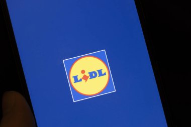 Varşova Polonya - 10 Mart 2025: Lidl logosu perakende sanayi ve dijital ticareti sembolize eden akıllı telefon ekranında sergilendi.