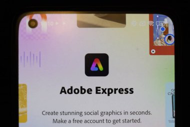 Varşova Polonya - 10 Mart 2025: Akıllı telefon ekranında sosyal grafik oluşturma özelliklerini gösteren Adobe Express mobil uygulama arayüzü.