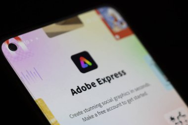 Varşova Polonya - 10 Mart 2025: Adobe Express uygulamasının grafik tasarım araçlarını gösteren akıllı telefon ekranının yakın çekimi.