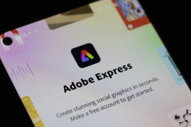 Varşova Polonya - 10 Mart 2025: Sosyal grafikler oluşturmak için Adobe Express uygulamasını gösteren akıllı telefon ekranının yakın çekimi. Renkli arayüz yaratıcılığı davet ediyor.