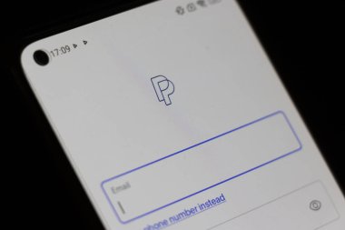 Varşova Polonya - 10 Mart 2025: Dijital ödeme eğilimlerini vurgulayan PayPal giriş arayüzünü gösteren akıllı telefon ekranının yakın görüntüsü.
