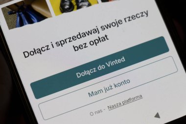 Varşova Polonya - 10 Mart 2025: Vinted uygulama arayüzü, çevrimiçi ürünleri alıp satmak için kullanıcı dostu bir platform sunan bir akıllı telefon ekranında görüntülendi.