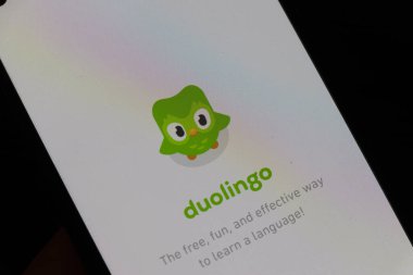 Varşova Polonya - 10 Mart 2025: Duolingo mobil uygulaması akıllı telefon ekranında eğlenceli bir baykuş maskotu ile öğrenme dili gösterildi.