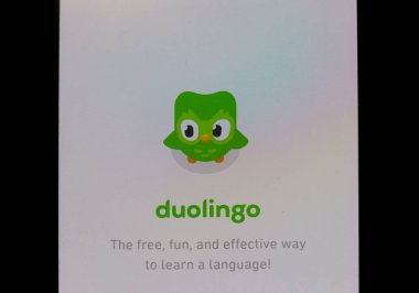 Varşova Polonya - 10 Mart 2025: Duolingo uygulama arayüzü etkin çevrimiçi eğitimi destekleyen dil öğrenme maskotunu sergiliyor.