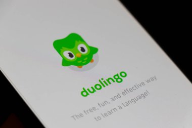 Varşova Polonya - 10 Mart 2025: Dijital çağda dil öğrenmeyi temsil eden Duolingo uygulama logosunu gösteren akıllı telefon ekranının yakın çekimi.