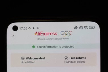 Varşova Polonya - 10 Mart 2025: AliExpress web sitesinin e-ticaret ortamında tanıtım tekliflerini gösteren bir akıllı telefon ekranının yakın çekimi.
