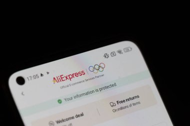 Varşova Polonya - 10 Mart 2025: AliExpress ana sayfasını mahremiyet ve iade politikalarının ayrıntılarıyla gösteren bir akıllı telefon ekranının yakın çekimi.
