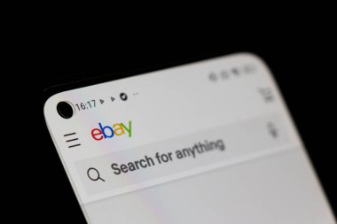 Varşova Polonya - 10 Mart 2025: eBay web sitesini koyu arkaplan üzerine odaklanmış bir arama çubuğuyla gösteren bir akıllı telefonun yakın çekimi.