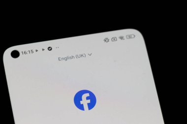 Varşova Polonya - 10 Mart 2025: Dijital çağda sosyal medya kullanımını gösteren Facebook logosunu gösteren akıllı telefon ekranının yakın çekimi.