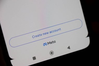 Varşova Polonya - 10 Mart 2025: Meta sosyal medya platformu için 'yeni hesap oluşturma' seçeneği gösteren akıllı telefon ekranının kapatılması.