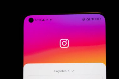 Varşova Polonya - 10 Mart 2025: Instagram uygulama logosunu canlı mor gradyan arkaplanlı gösteren akıllı telefon ekranının yakın çekimi.
