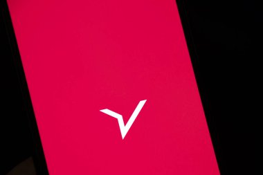 Varşova Polonya - 10 Mart 2025: Markalaşmada yenilik ve modern tasarımı sembolize eden canlı kırmızı arka plan üzerine çarpıcı bir logonun yakın çekimi.