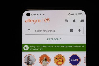 Varşova Polonya - 10 Mart 2025: Allegro uygulama arayüzünü arama çubuğu kategorileri ve tanıtım mesajı ile gösteren mobil ekran.