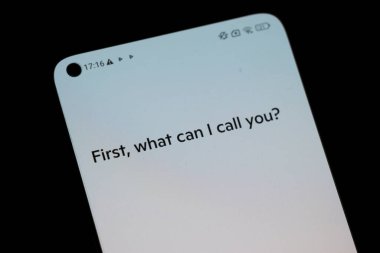 Varşova Polonya - 10 Mart 2025: Modern iletişim teknolojisini gösteren bir selamlama mesajı gösteren bir akıllı telefon ekranının yakın çekimi.
